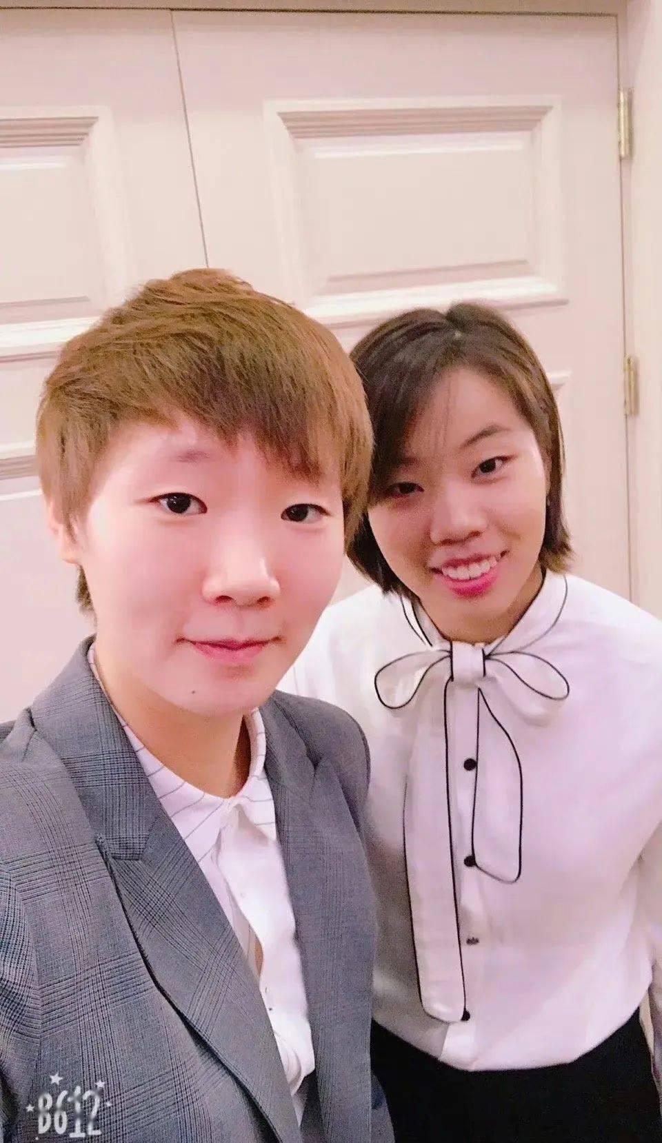 朱雨玲穿正装打乒乓球,瘦了,气质状态都很好,退役压力小了_樊振东