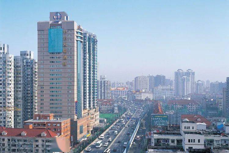 中土大厦2002年,周志立回到北京担任安装公司总经理.