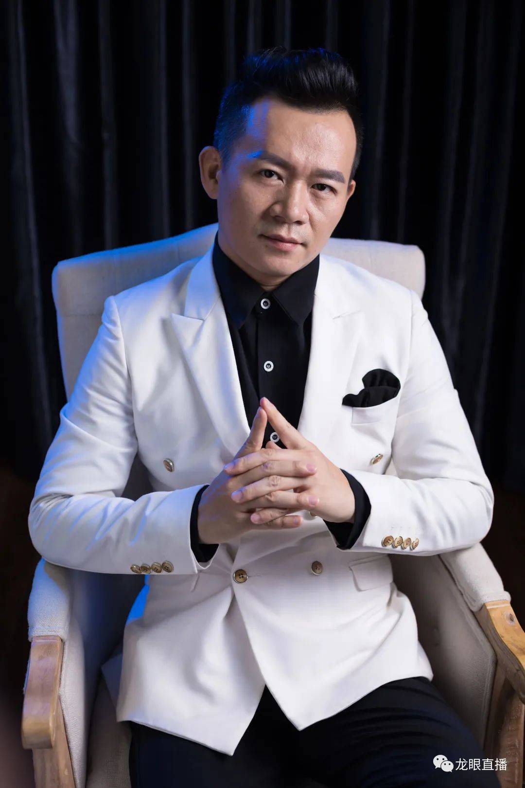 对音乐异常执着的茂名籍歌手郎军,他个人专辑代表作《祈求》《无情》