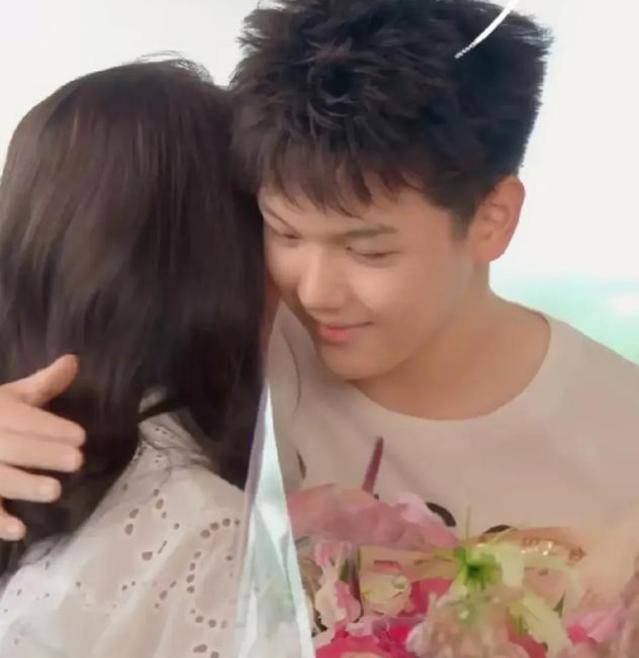 王艳儿子小名叫球球,大名叫王泓钦.