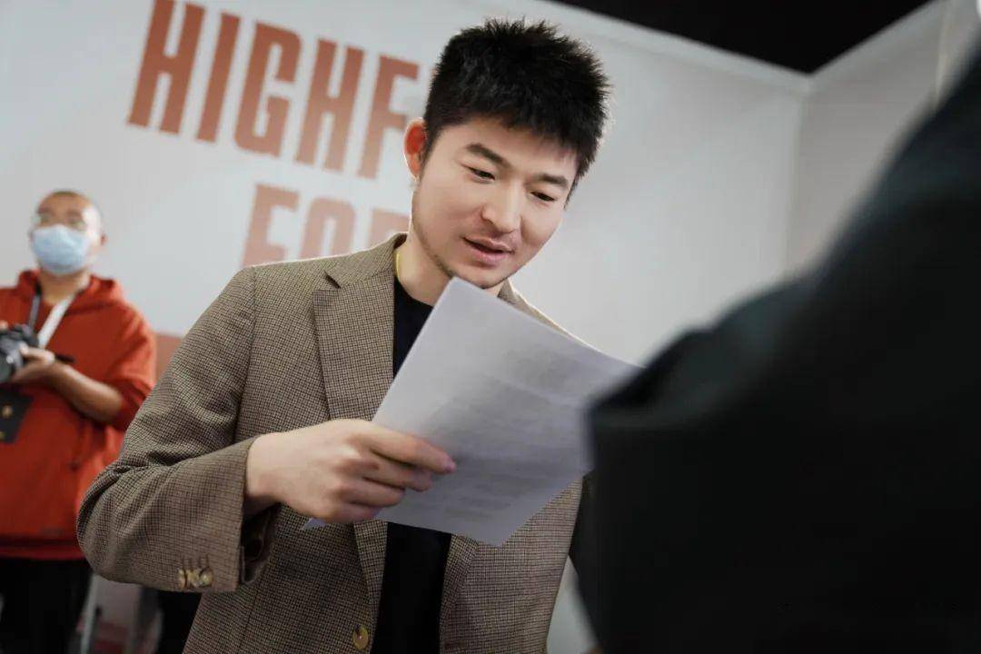 在狼队的训练室里,吕成林有着不容置喙的权威,而这