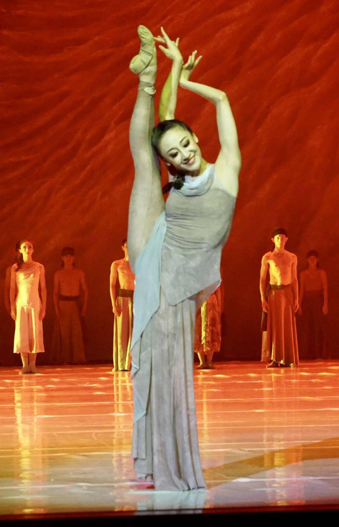 这姑娘12岁考入军艺,16岁进入中国人民解放军总政治部歌舞团工作_训练