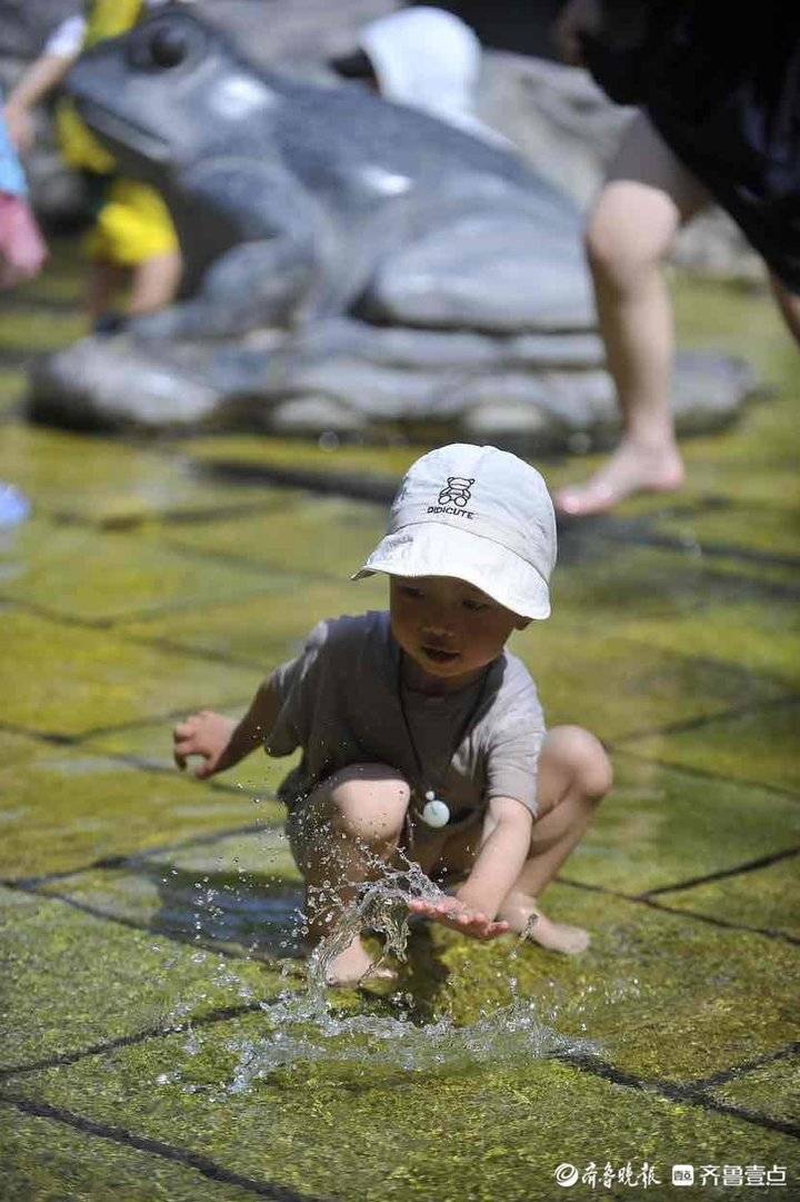 孩子戏水纳凉图片