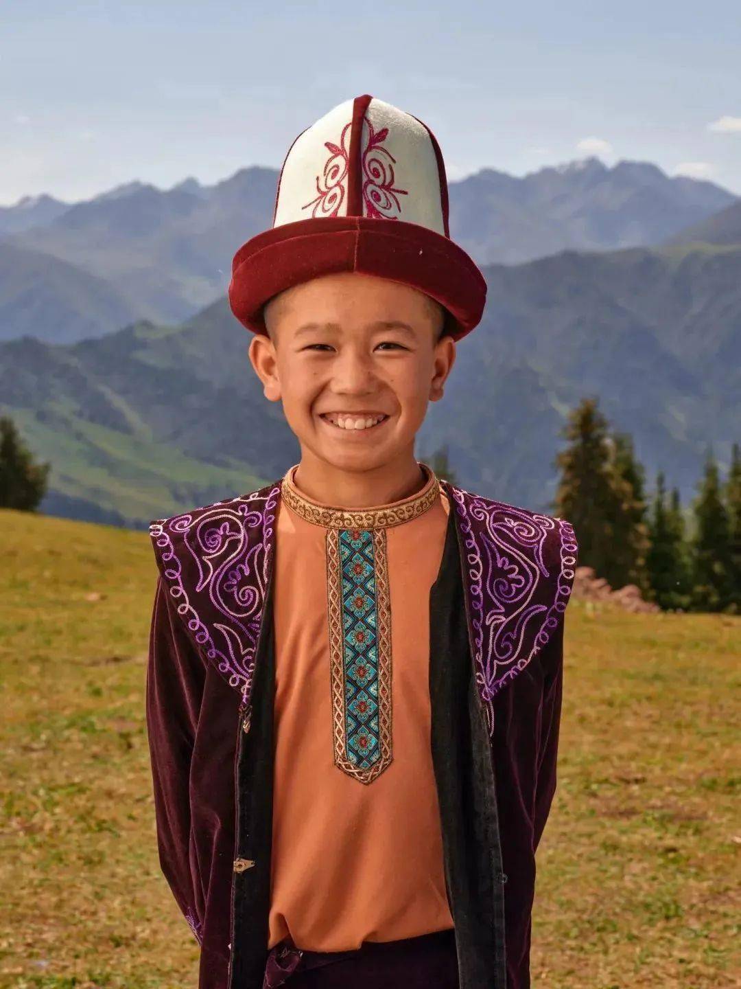 《玛纳斯》,你还可以来到乡里真实的手工艺人家,看柯尔克孜族传统乐器