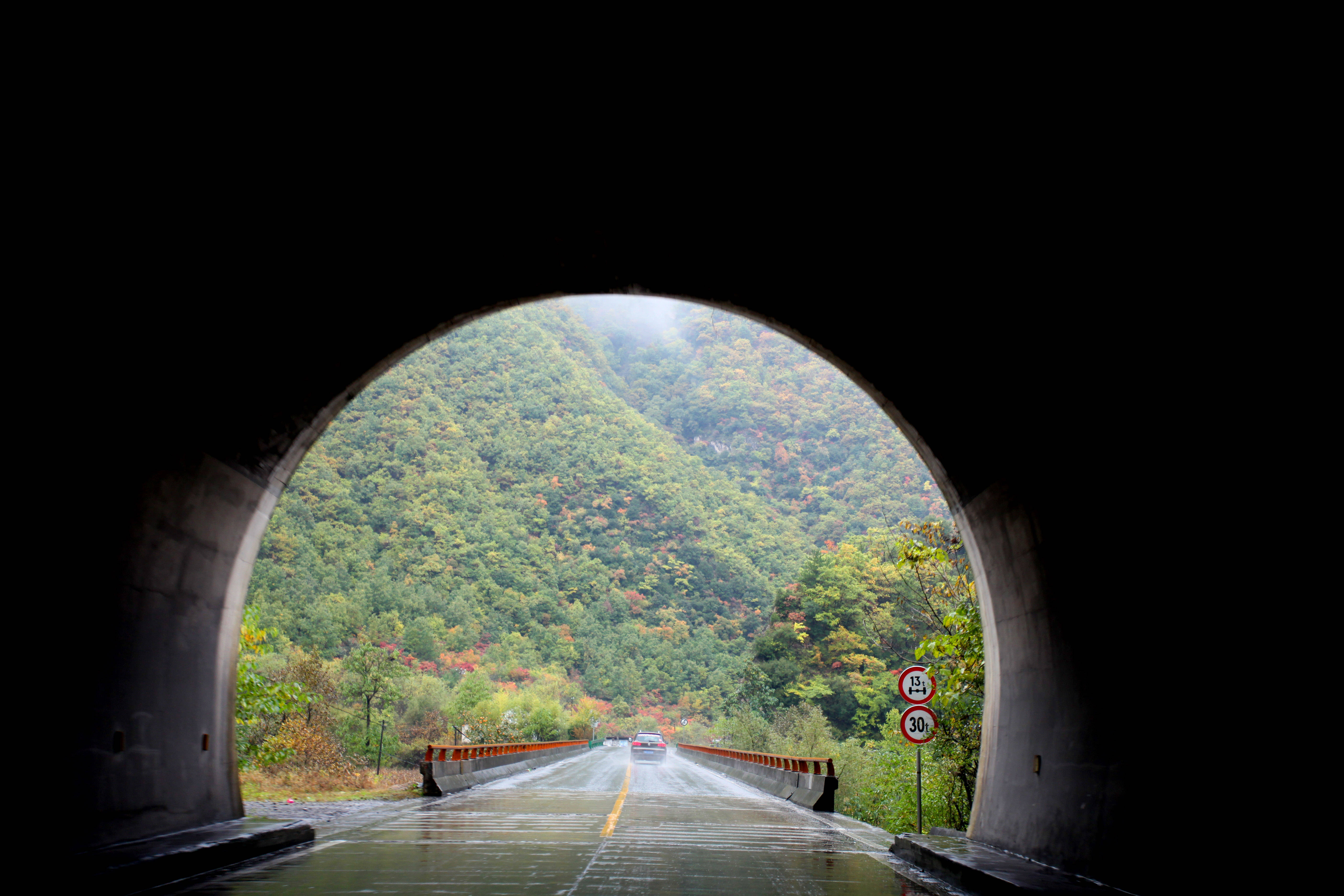 秦岭山间已出现多条贯通南北的古代道路,由陕西关中通往陕南及川渝等