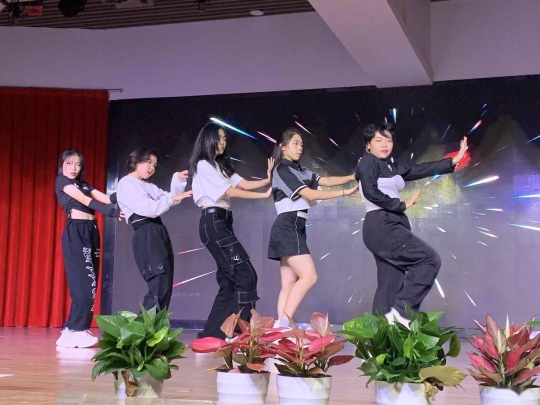 唱响青春旋律 绽放青春年华 ——记"最美人间四月天"