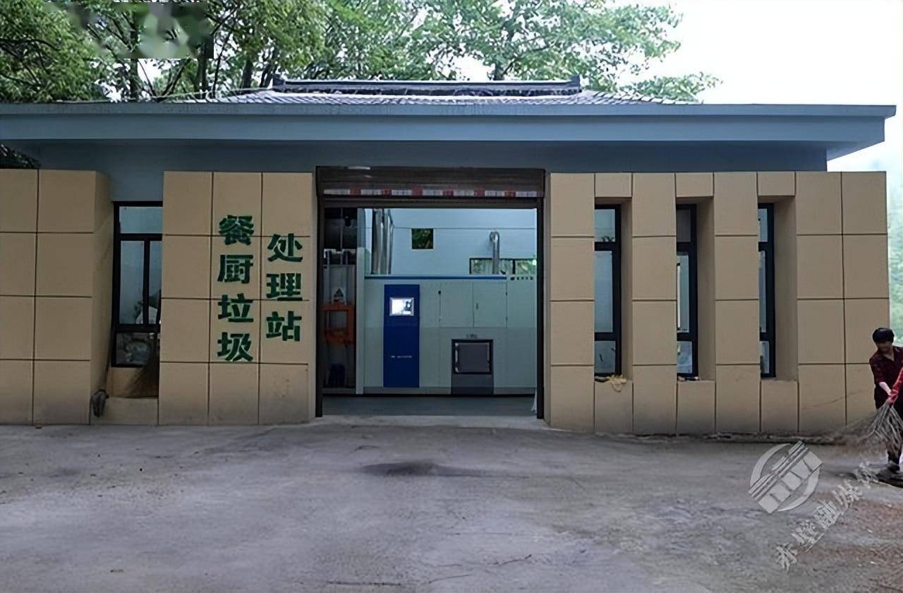 赤壁一中餐厨垃圾处理站工作人员 魏葵凤:"首先把垃圾桶拉下来,把里面