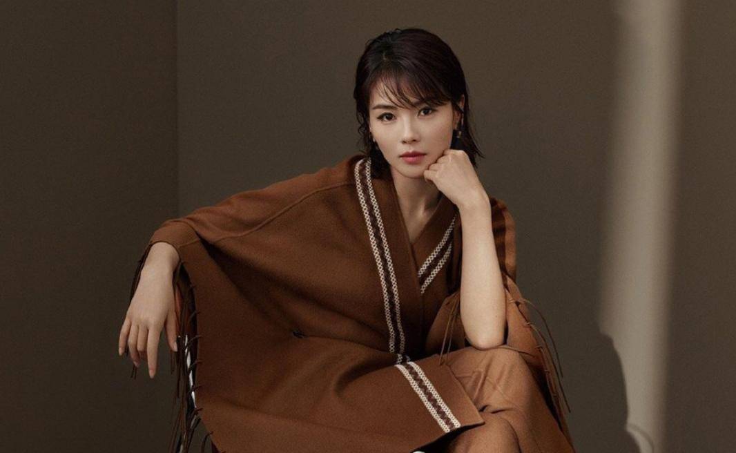 刘涛穿裙子岂料肩带滑落,临场应对堪称教科书,网友:真端庄_活动