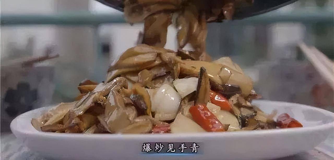 鲜浓肥嫩的见手青,再佐以辣椒等配料爆炒,将见手青切成薄片用热油彻底