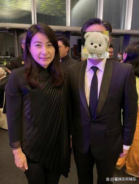 郭晶晶虽然保养得很好,但照片依然暴露了她的真实年龄