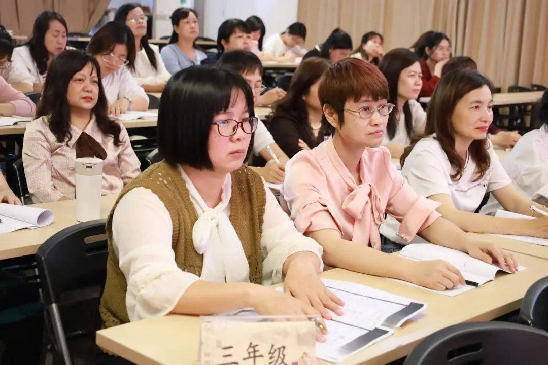 参加活动的不但有两校的领导和老师,还有龙湖区教师发展中心的教研员