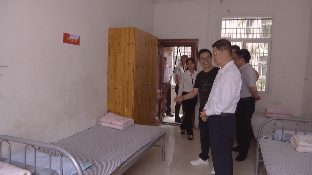 高文峰一行来到云梦县特殊教育学校,详细询问了学校的发展教育和学生