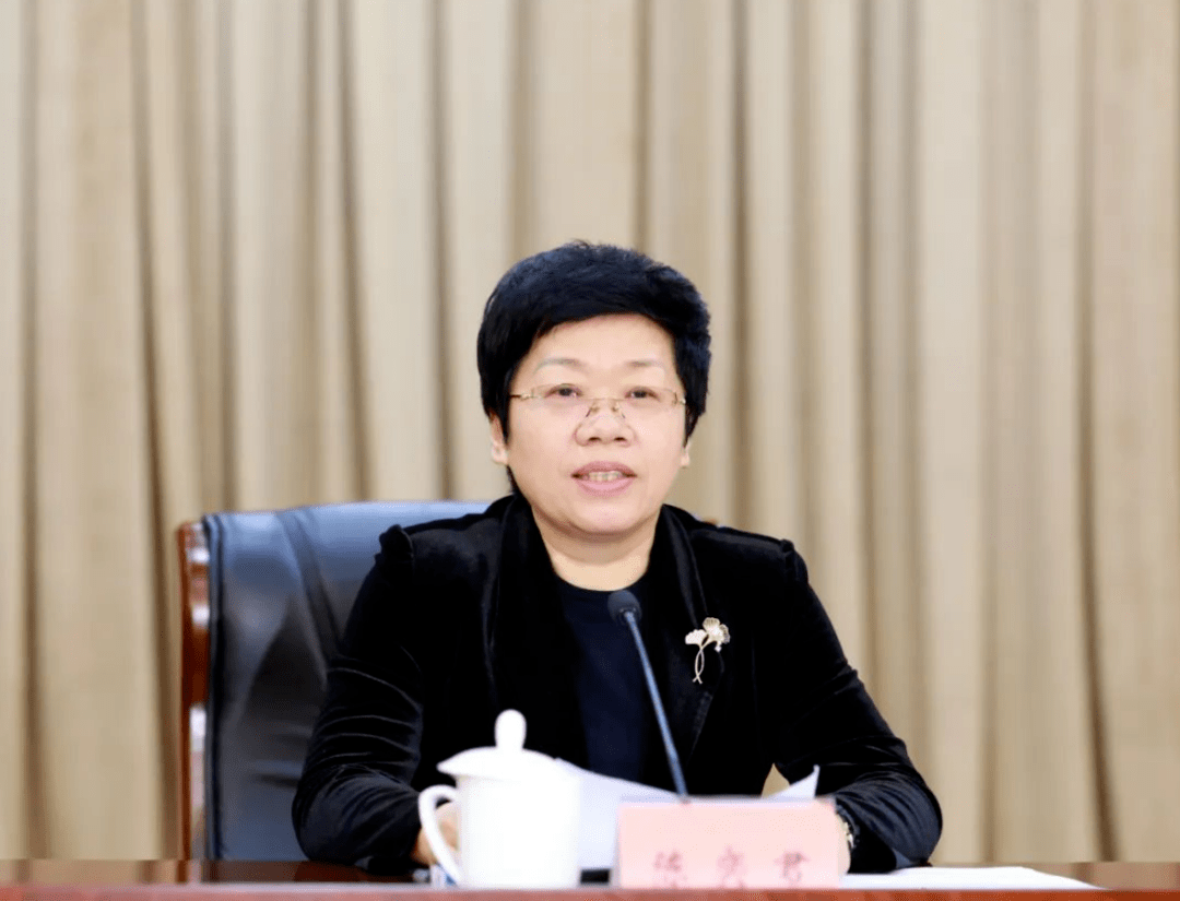 来源:"今日浙江"微信公众号)此番履新前,陈奕君任浙江省委常委,秘书长