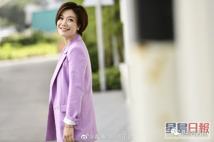 42岁有"小龙女"之称的龙婷,成功由旺角行人专用区唱到《中年好声音》