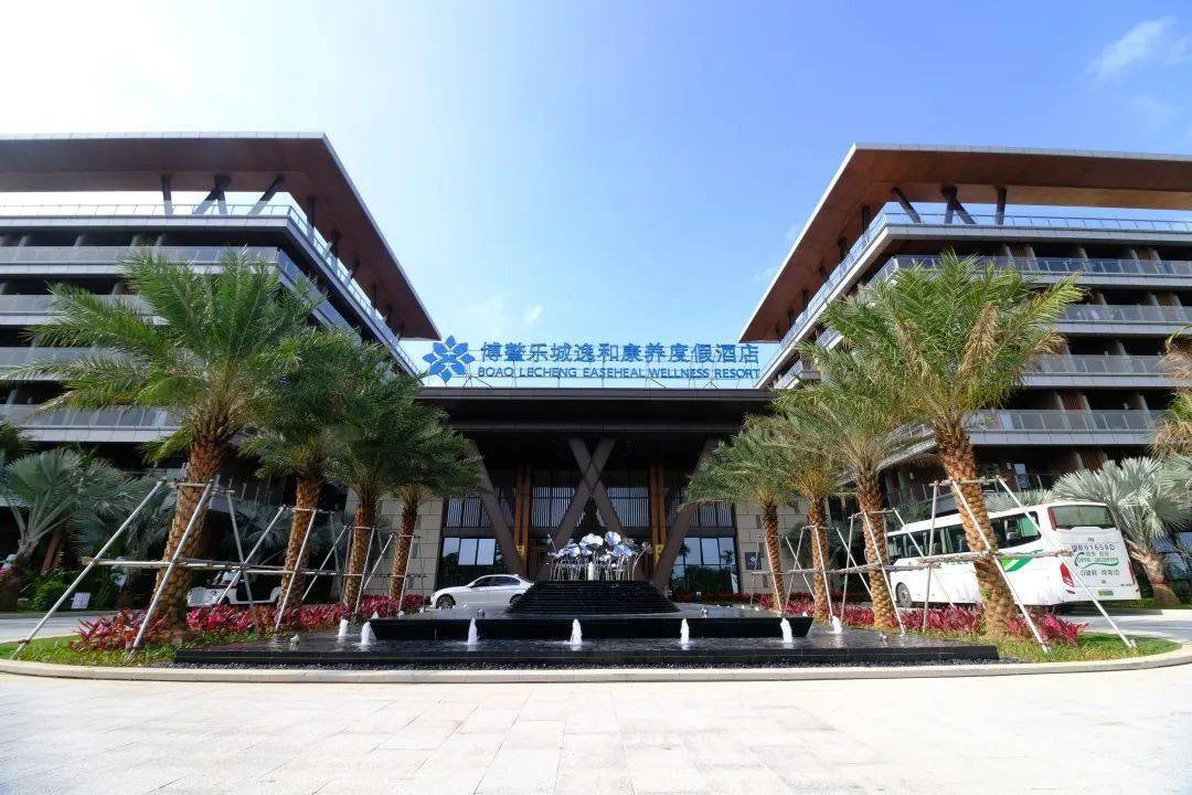 博鳌乐城逸和康养度假酒店餐饮部全日制厨房中点领班林明煌(左)和营养