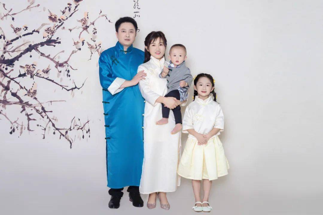 柳萍娟家庭邹青家庭,家庭成员3人邹青是湖口县第三中学一名美术老师