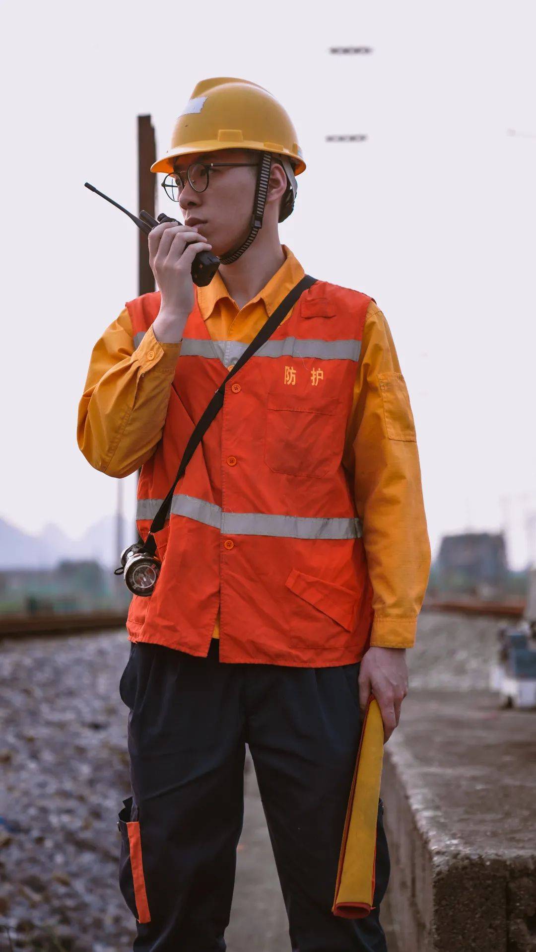 人,现场防护员联控守护现场人员作业安全保证施工按时顺利开展作业时