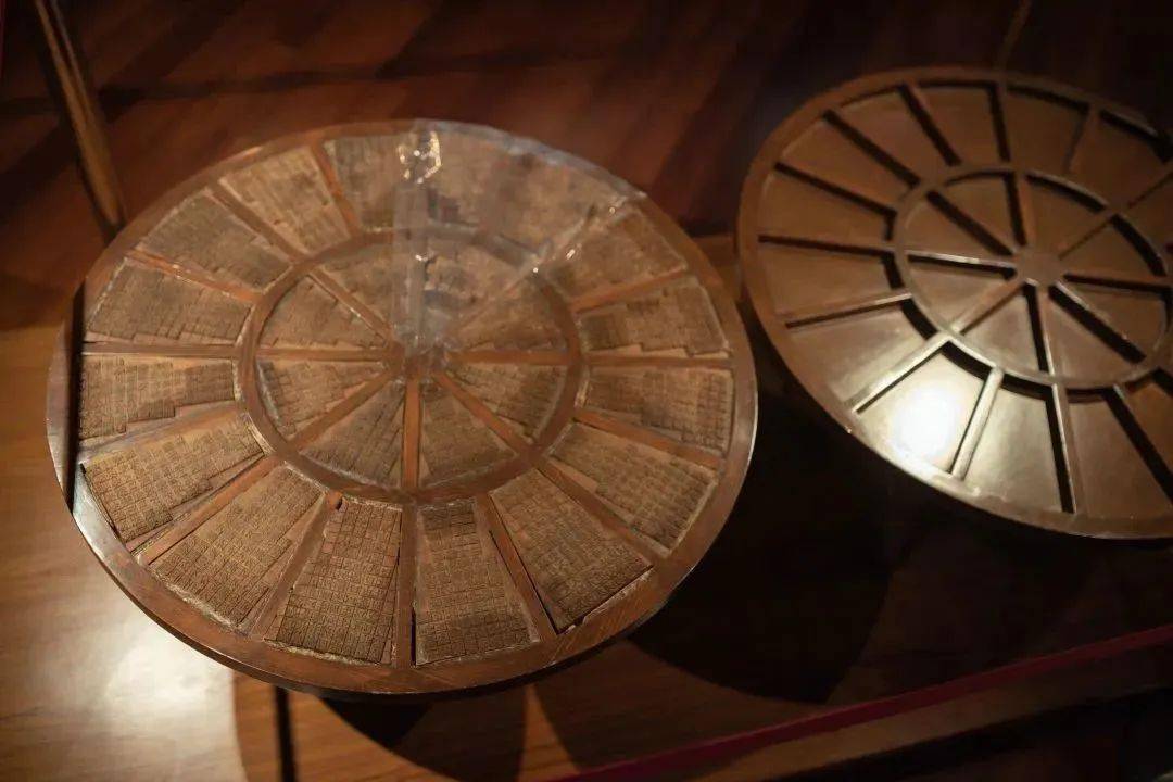 馆内收藏了譬如转轮排字盘等工具,还有不同时代和地域的印刷品,从文字