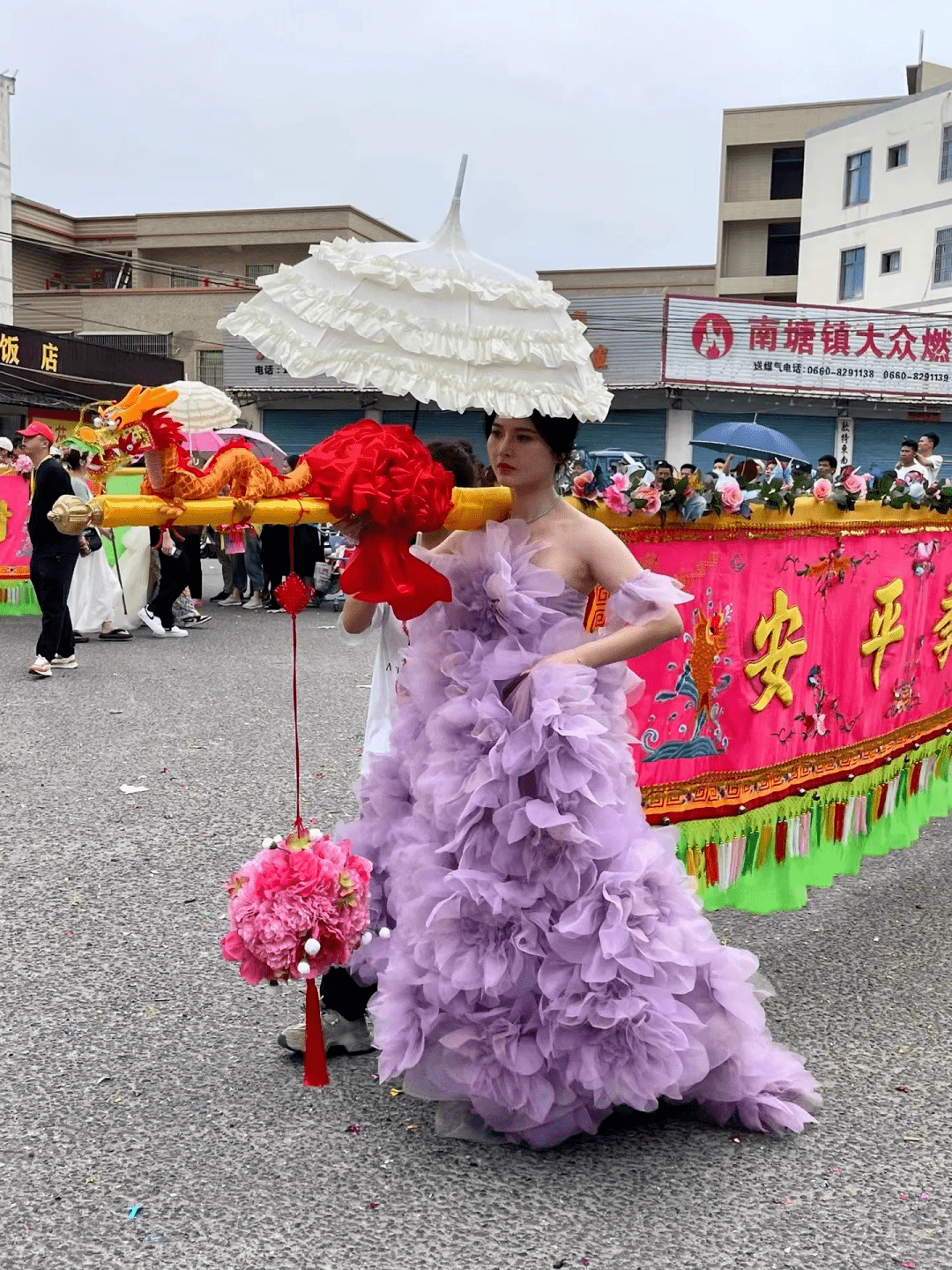 潮汕被这群扛大旗的靓女刷屏了