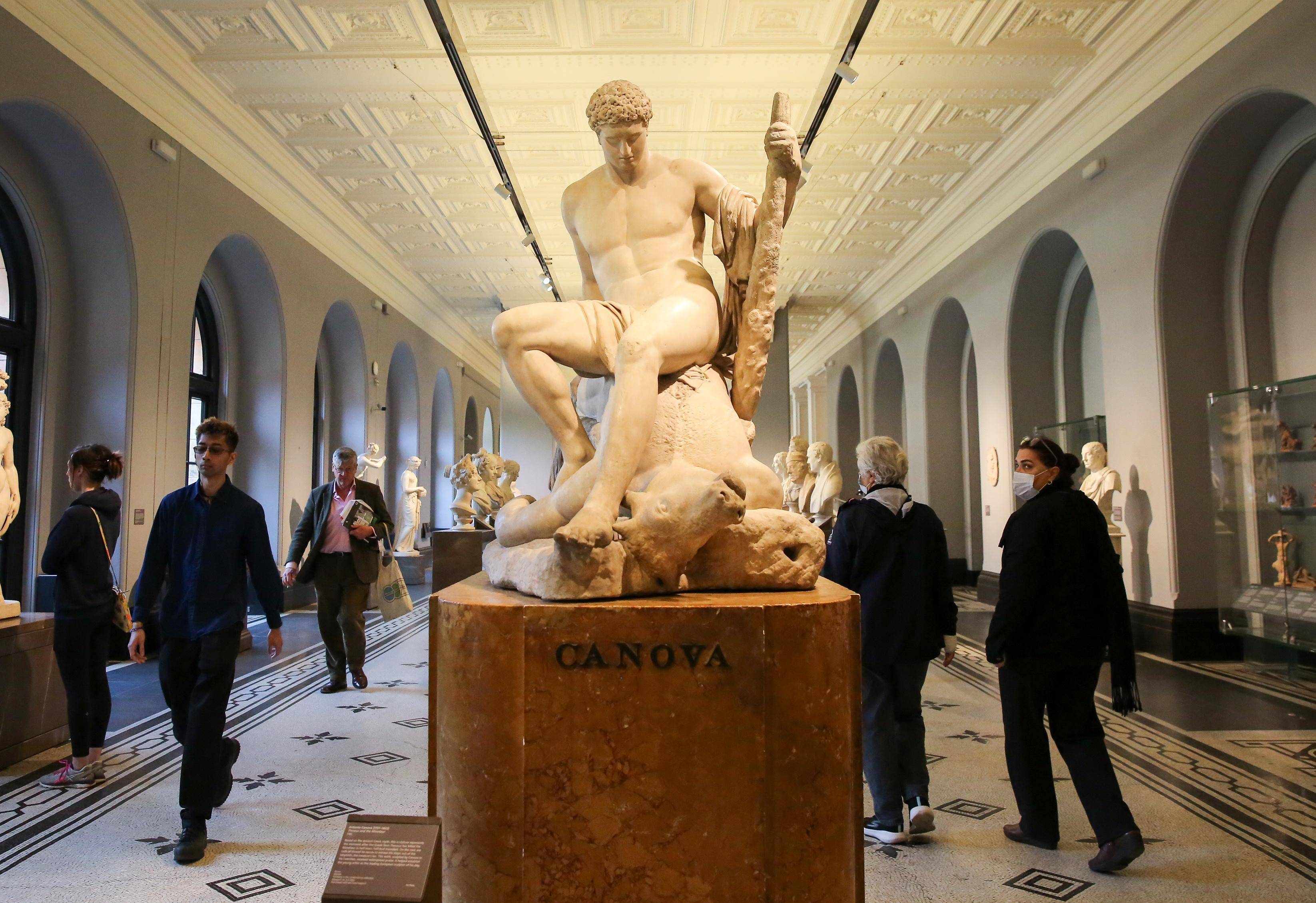 (国际)探访英国维多利亚与艾尔伯特(v&a)博物馆_新华社_男子_人们