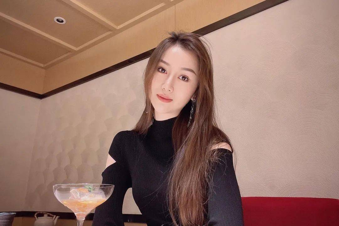 【纬度花边】|孙悦娇妻穿短裙打高尔夫,已和孙悦分居两年_陈露_公众