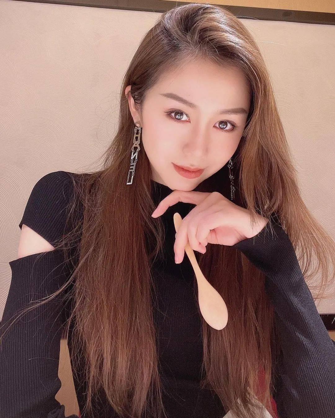 【纬度花边】|孙悦娇妻穿短裙打高尔夫,已和孙悦分居两年_陈露_公众