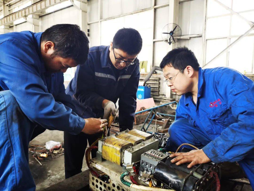 通過建立職工技術實戰培訓基地,增加掘進機司機,膠帶輸送機司機等13個