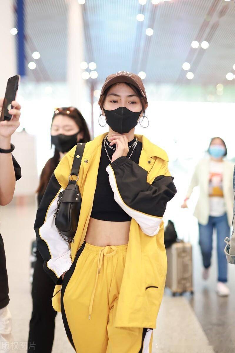 谢可寅现身北京首都机场,身穿黄色运动装青春靓丽