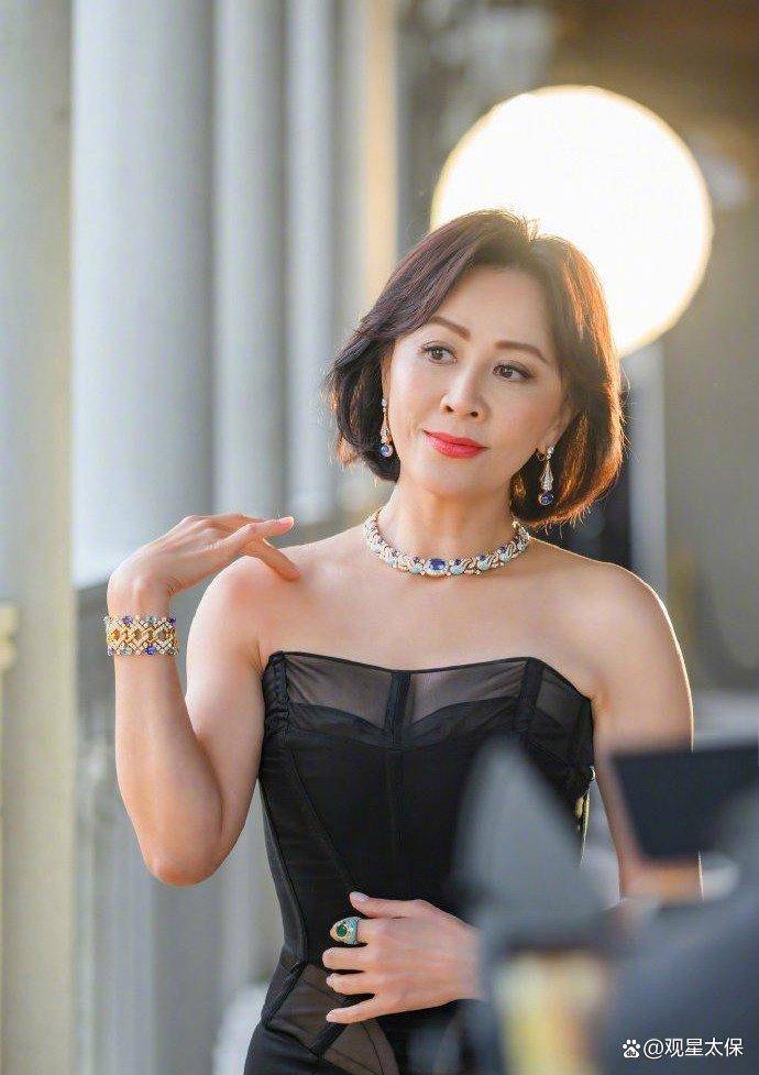 刘嘉玲晒与杨洋同框合影 两人身着黑色套装优雅矜贵_合作_年龄_网友