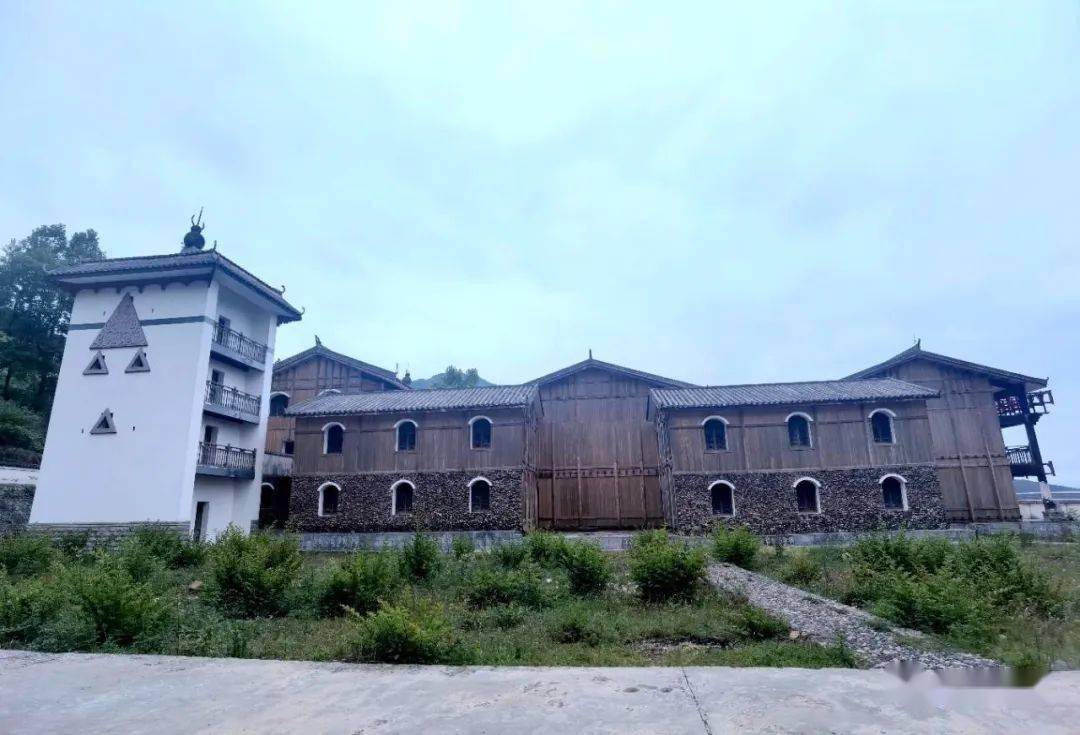 是典型的彝族风格建筑龙云故居位于炎山镇松乐村是著名爱国将领龙云的