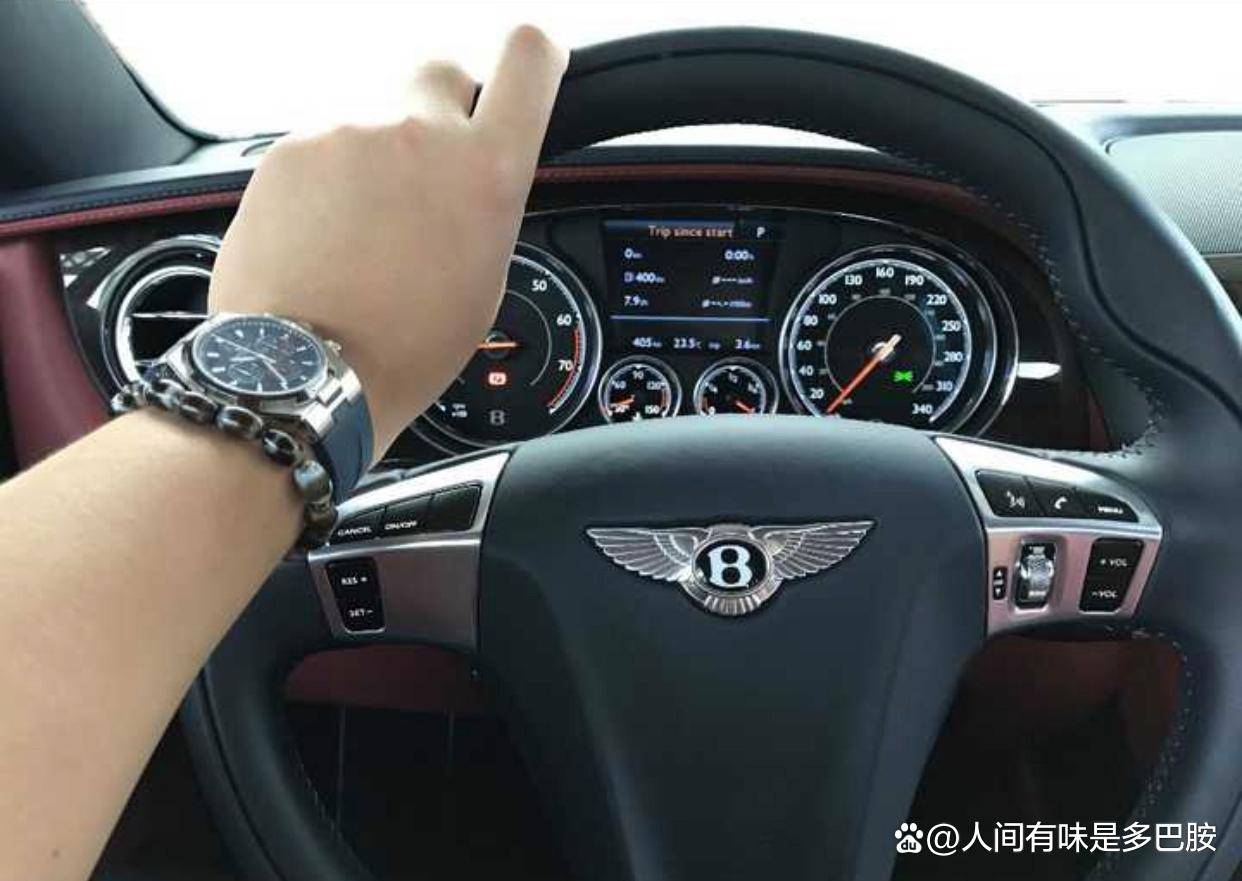 男子开宾利加油遭陌生人搭讪抢表_先生_社会_管理