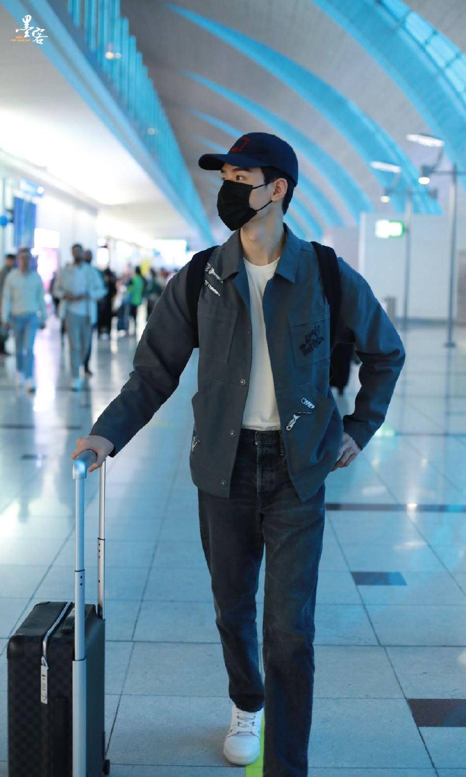 组图:龚俊抵达法国戛纳获粉丝送花束 牛仔造型戴棒球帽清新简约_娱乐