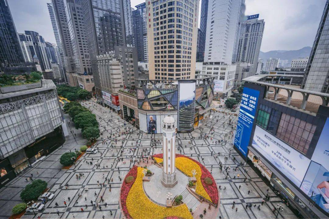 俯瞰解放碑中心,这是重百大楼在十楼新辟出的艺术文化空间,在【至美