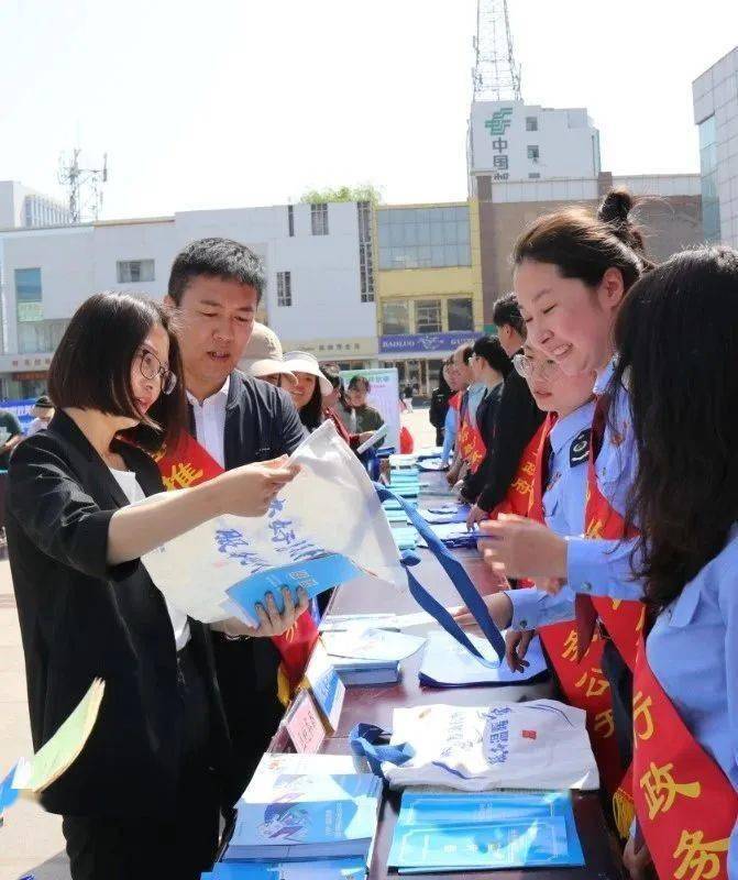 区委常委,副区长邓志萍来到税务宣传台前,认真听取了