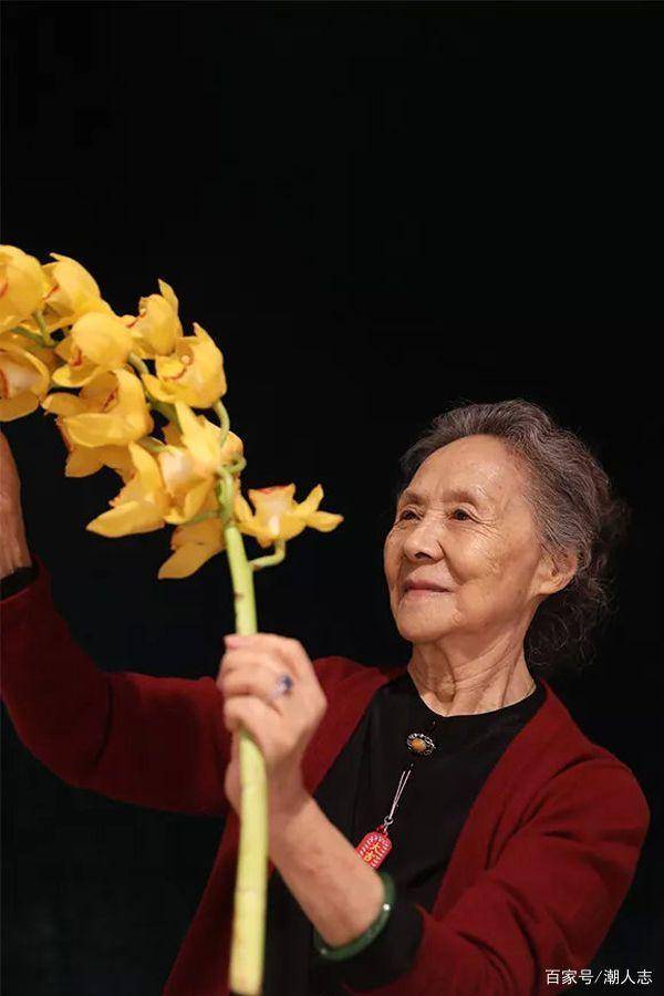 泛亚电竞耄耋之年芳华依旧！84岁中国奶奶无惧年龄穿衣打扮赛过同龄人(图3)