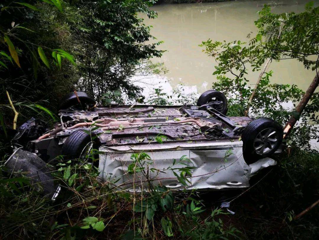 广西发生车祸 1人死亡图片