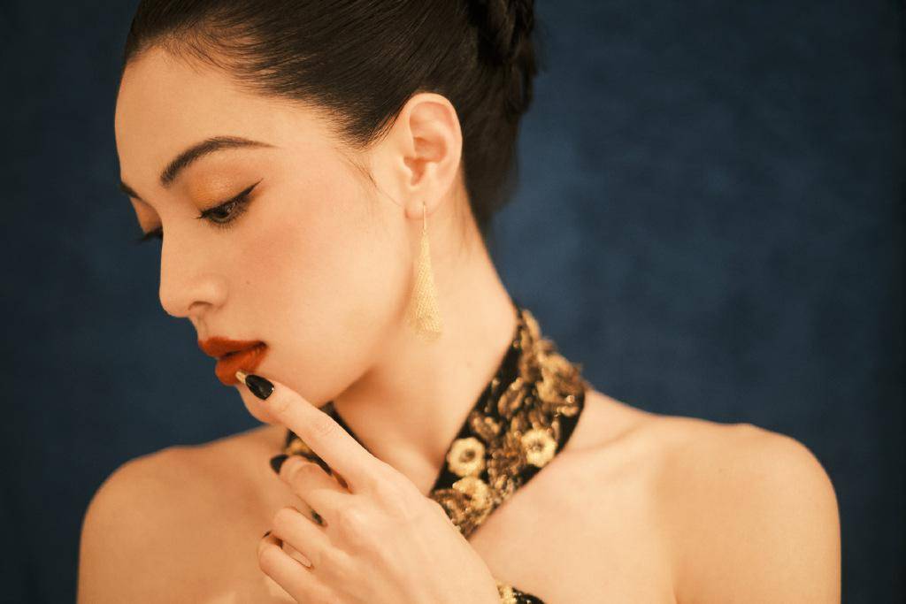 其次,钟楚曦的鼻子也非常漂亮,鼻梁高挺,鼻翼宽度适中,整个鼻子的比例