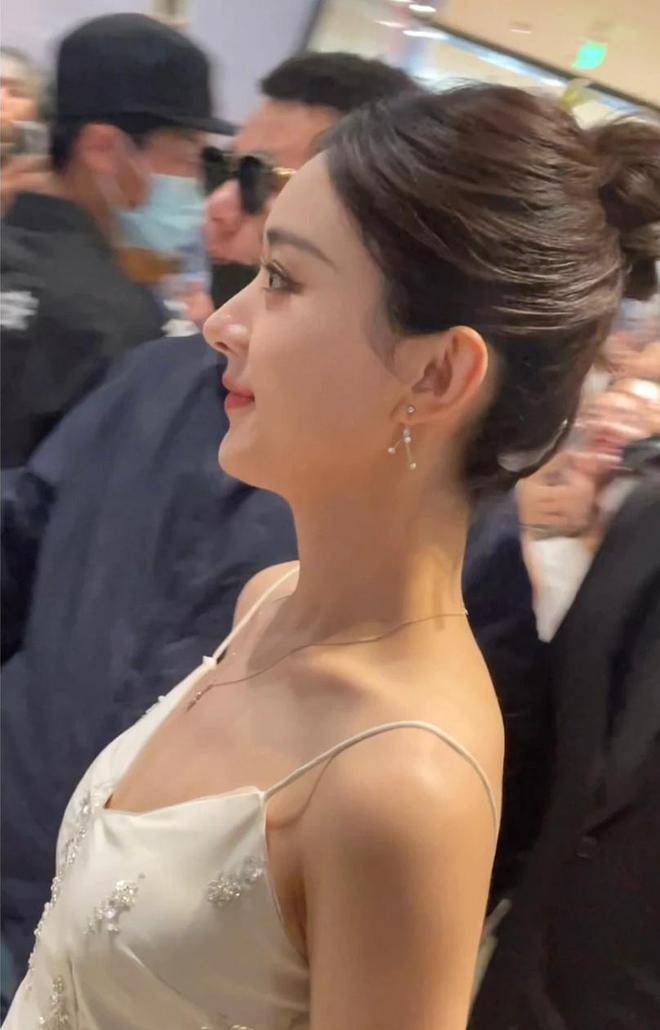 赵丽颖出席活动,本人生图无可挑剔,鞋子和仪态成为槽点_蒋梦婕_状态