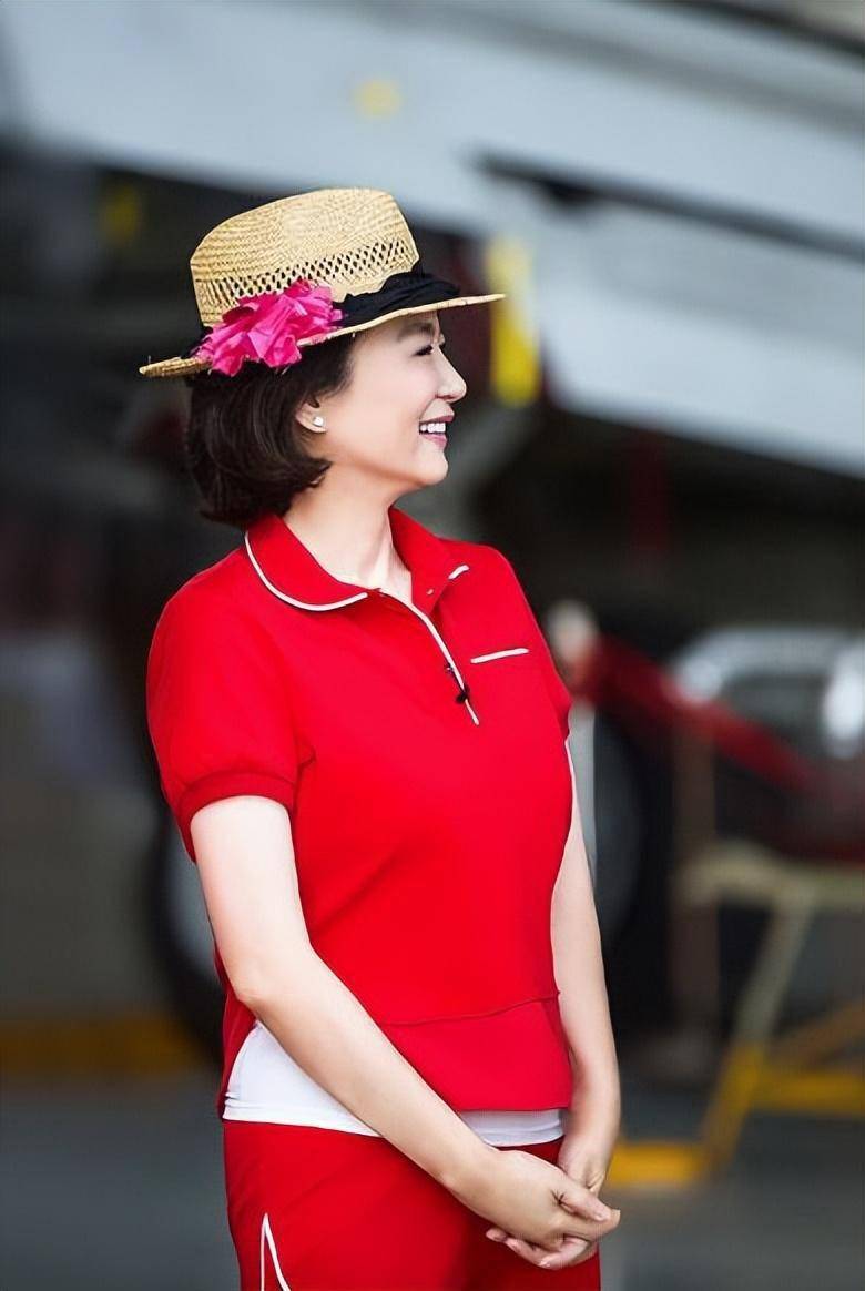 上短下长,找到腰线在穿搭上,林青霞也是遵循着上短下长的造型设计,将