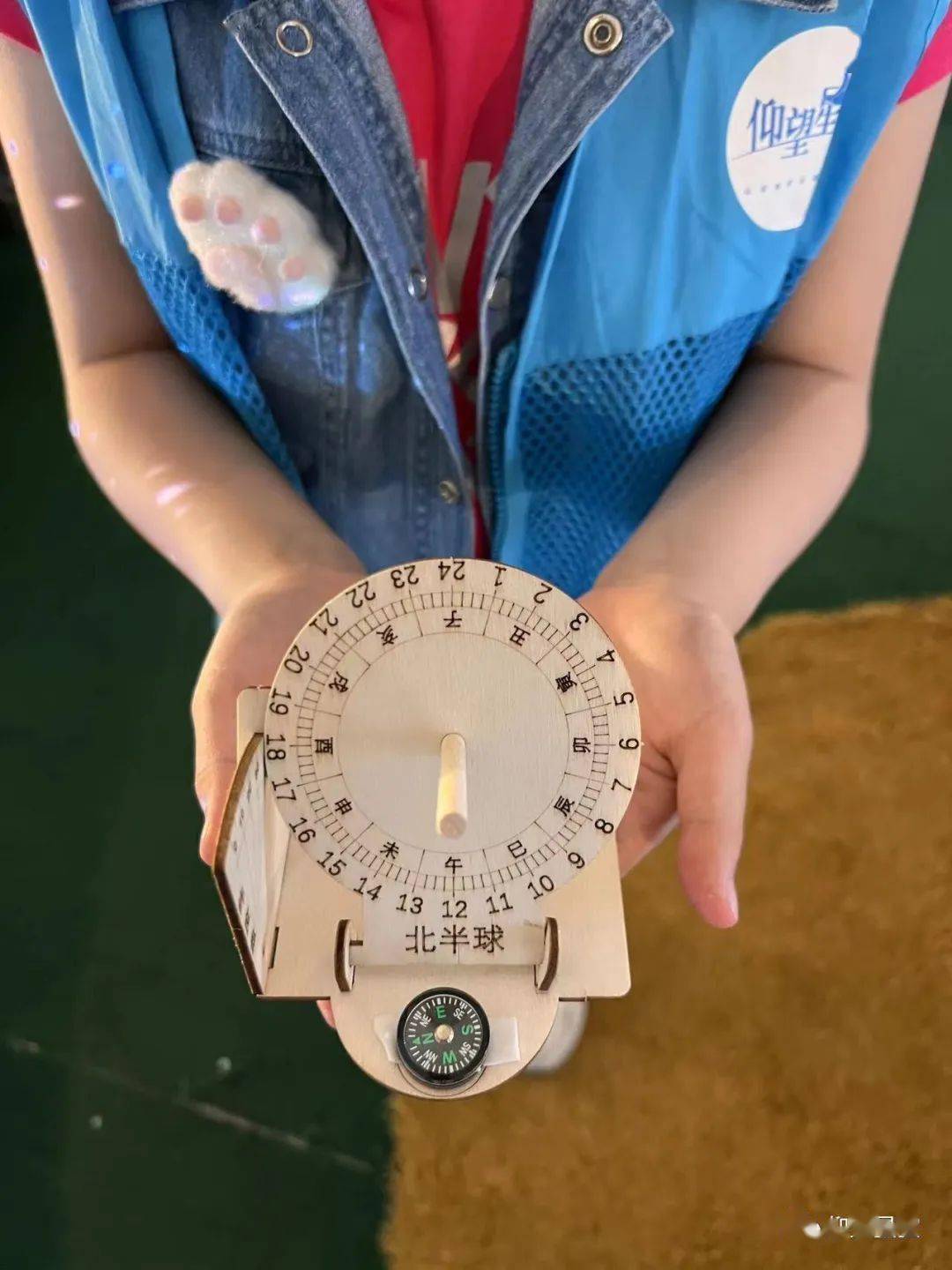 孩子们制作完日晷,可以在阳光下观察指针的方向~而是真正通过实验亲自