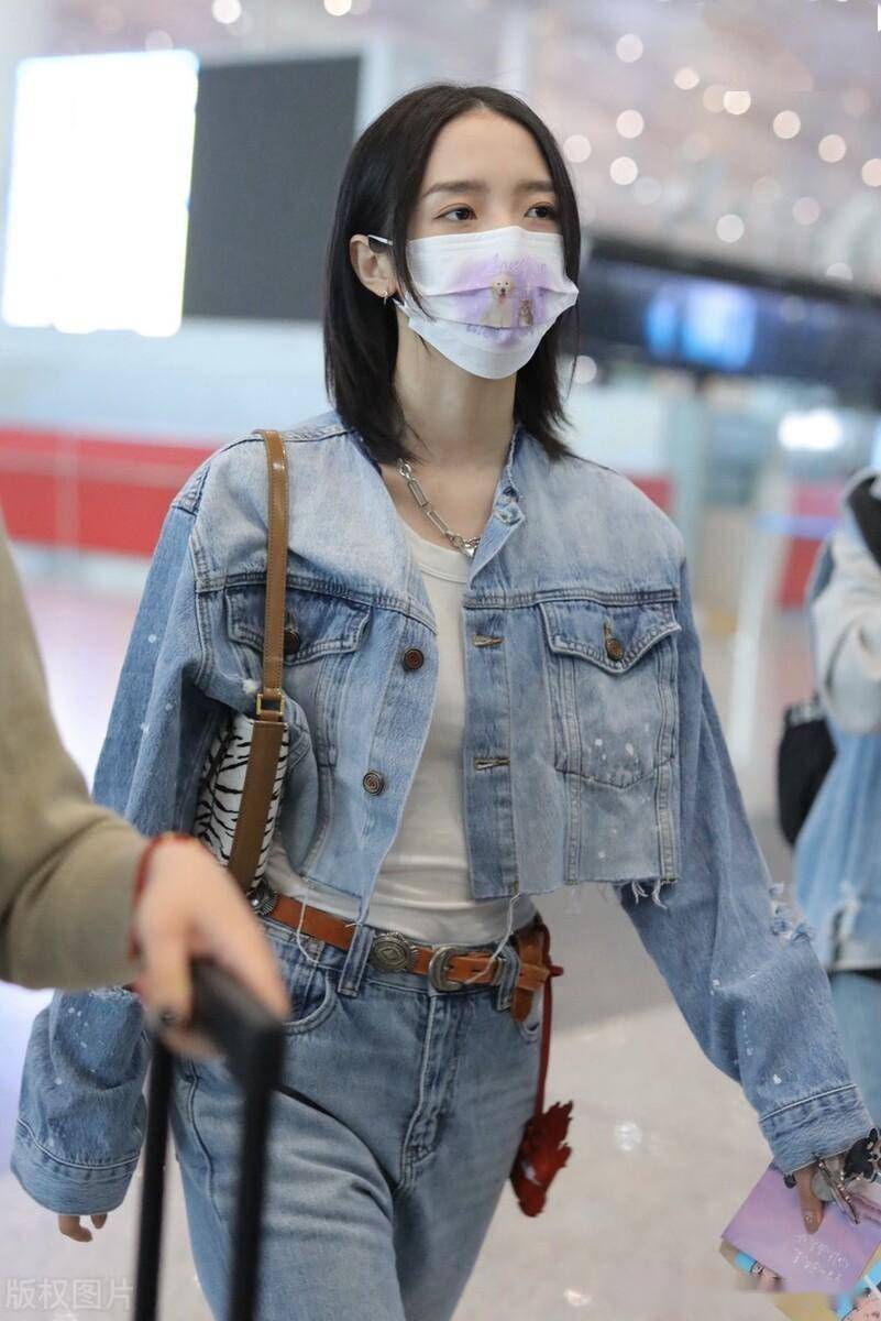 街拍:孟美岐牛仔夹克外套 牛仔裤 腰带帅气十足_北京_机场