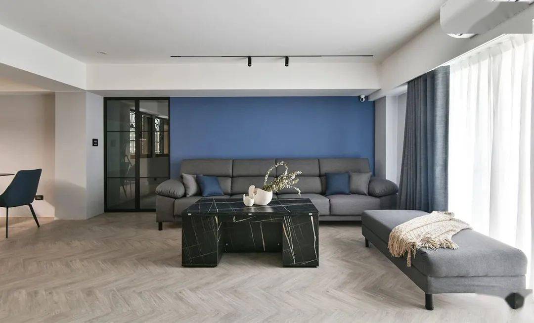 屋主喜爱的俐落风格旋身一望,深雾蓝投放着都会绅士感深刻了空间表情