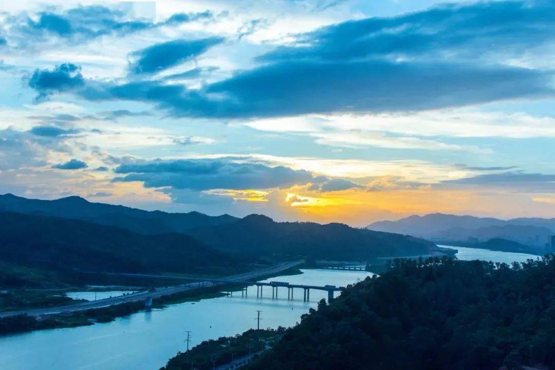 留一半醉白居易曾在《梦旧》中写道:别来老大苦修道,炼得离心成死灰