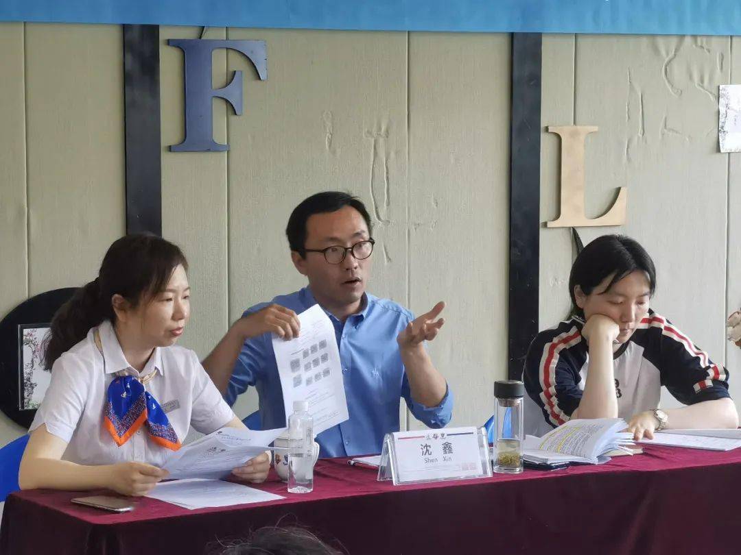 在语文第二会场,区学科带头人,金鸡湖学校余佳老师展示公开课《巨人的