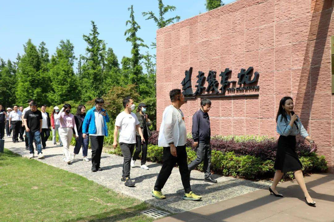高耸入云的江阴长江大桥,江面川流不息的船只,牧城公园和音乐花海公园
