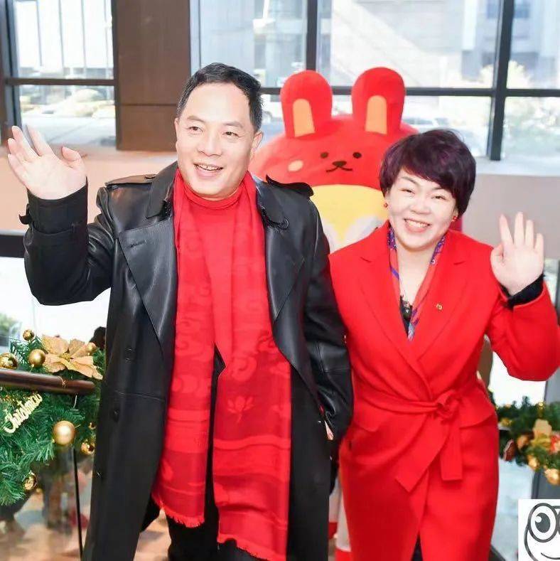 来伊份施永雷,郁瑞芬夫妇2001年来伊份品牌诞生,创始人为施永雷和