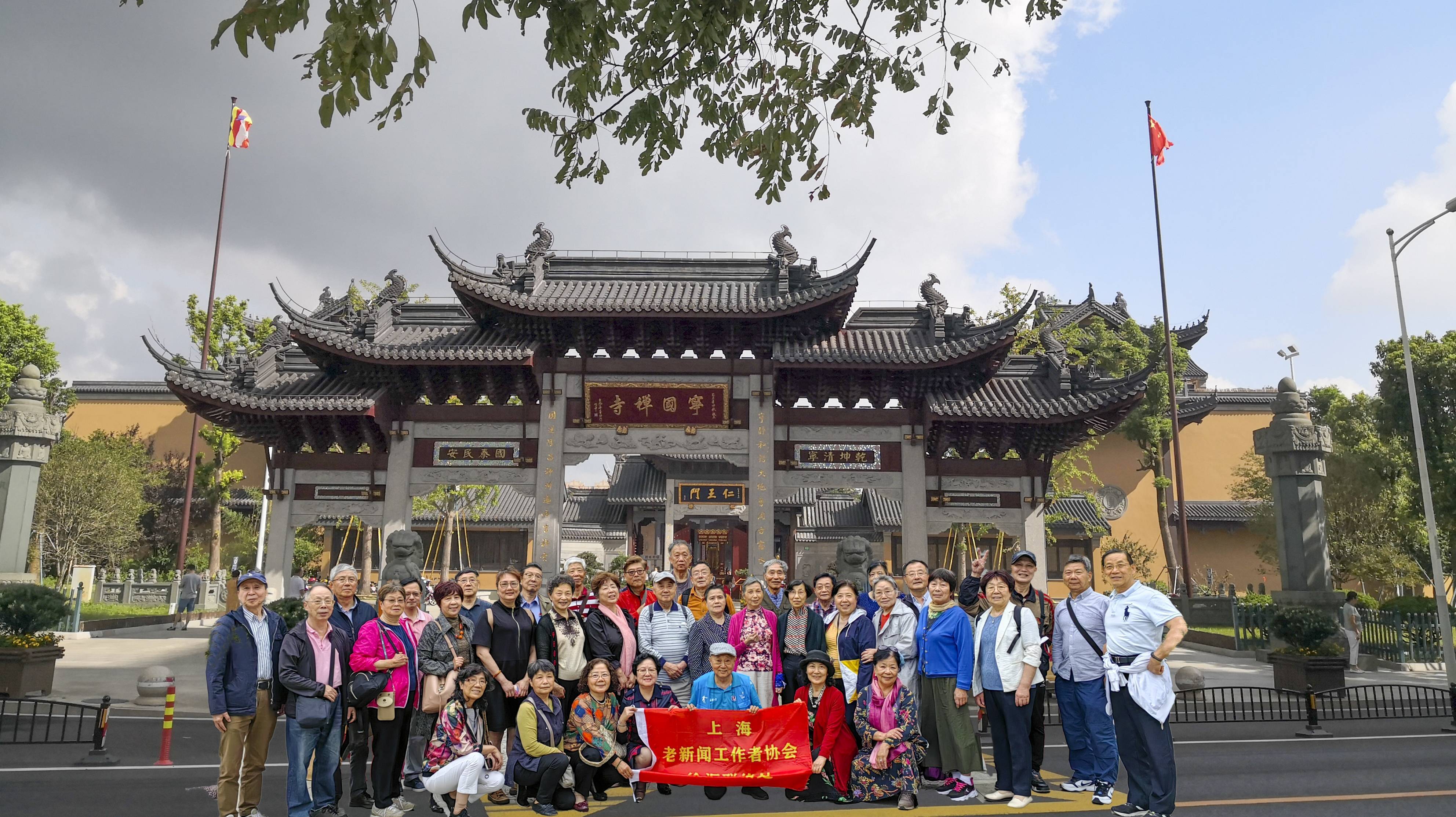 大家漫步徜徉在華涇公園綠地,參觀鄒容烈士紀念館等,最後一站來到寧國