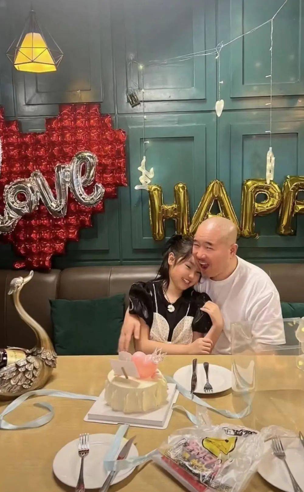 刘能老婆晒全家福为娃庆生,女儿圆脸大眼似妈,一家五口如复制_王小利