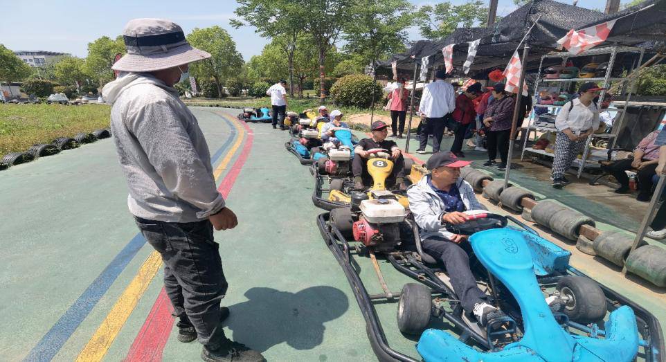 活动结束后,残友们在鑫淼龙锦园的工作人员和志愿者的指导和协助下