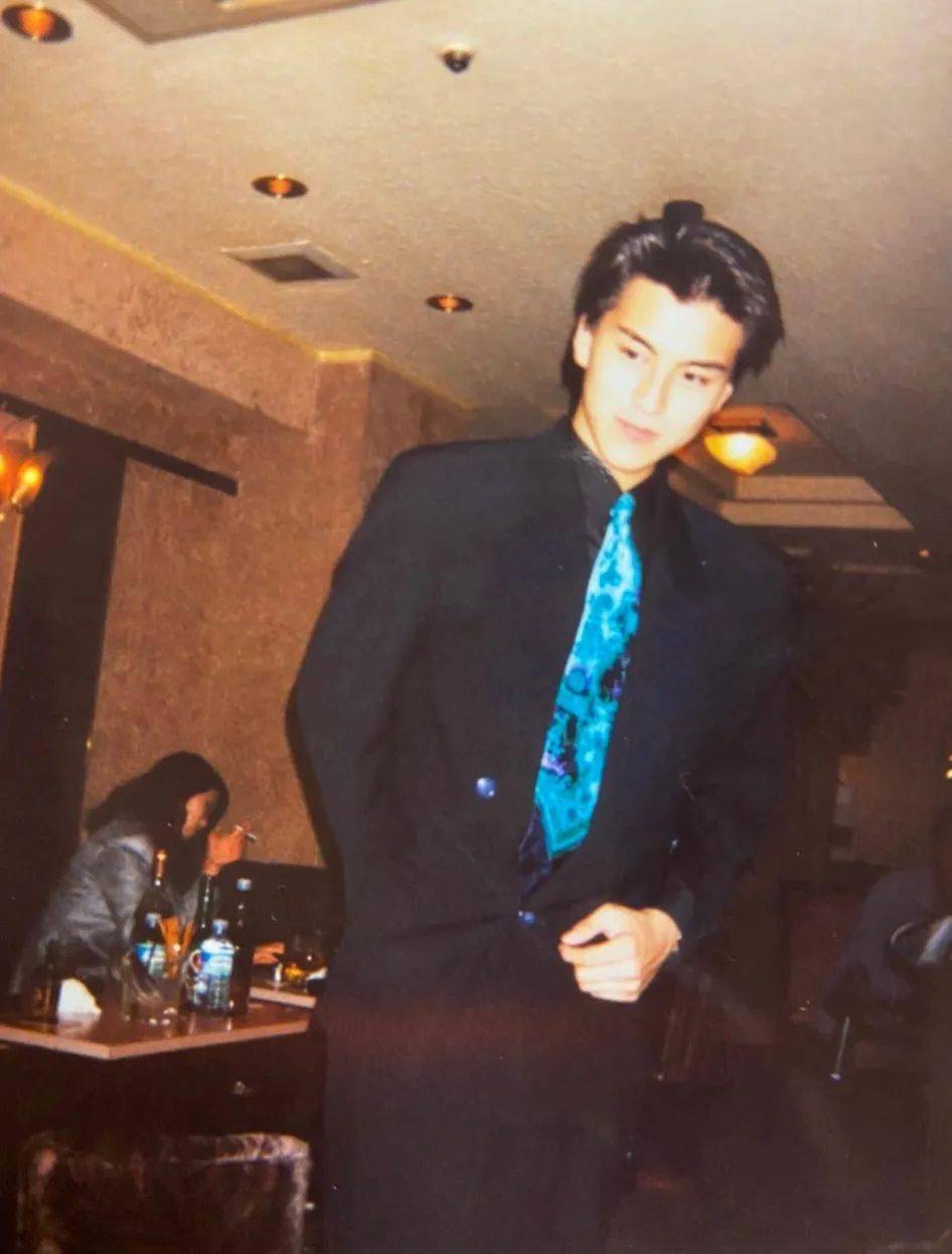 不要太严重…在当年没有ps技术加成的照片上,流星剑眉星目,帅气俊朗